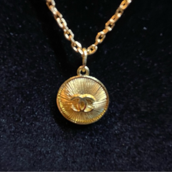 Authentic, exquisite CHANEL Necklace - Picture 9 of 11